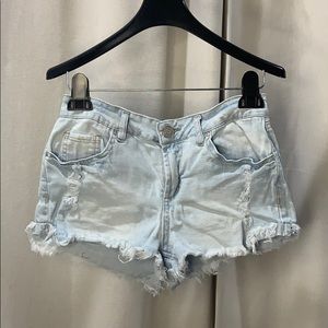 🛍 3/$10 Light wash distressed denim shorts